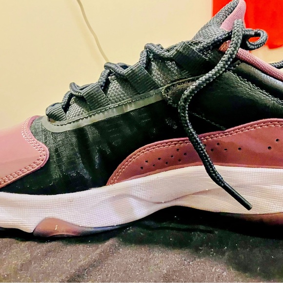 Size 7 Women’s Air Jordan 11 CMFT Low - Picture 4 of 9